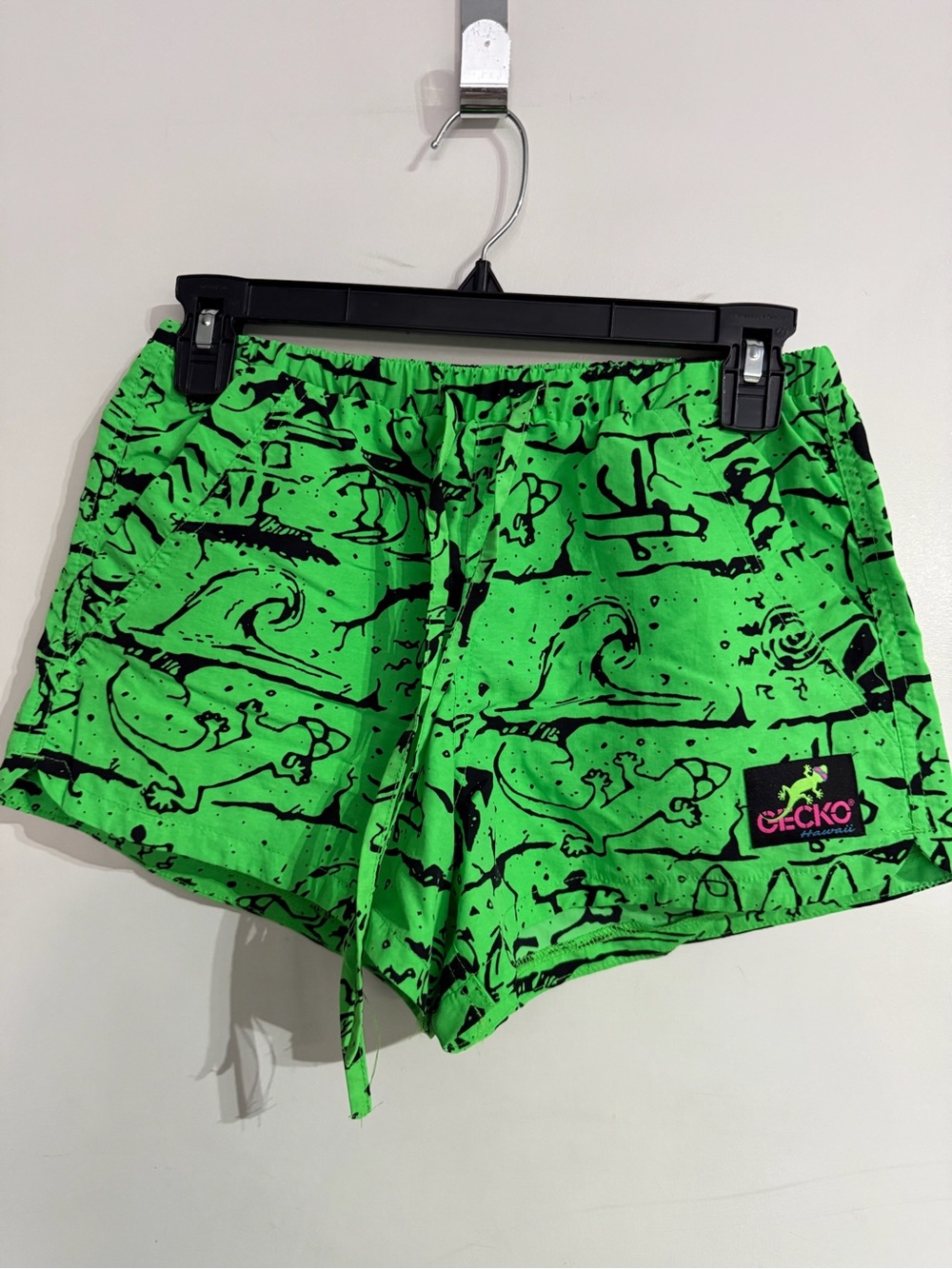 BNWOT Women’s Neon Green Black Gecko wall Hawaii swimming Shorts size Small